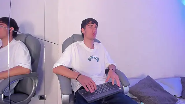 Snapshot of Emir_Ozan_ chatting on 11/21/25, 11:31 Emir Ozan online show from 11/21/25, 11:31