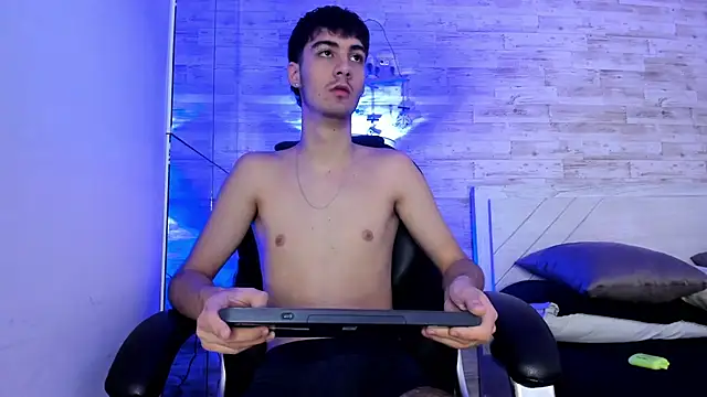 Snapshot of Emir_Ozan_ chatting on 12/03/25, 11:08 Emir Ozan online show from 12/03/25, 11:08