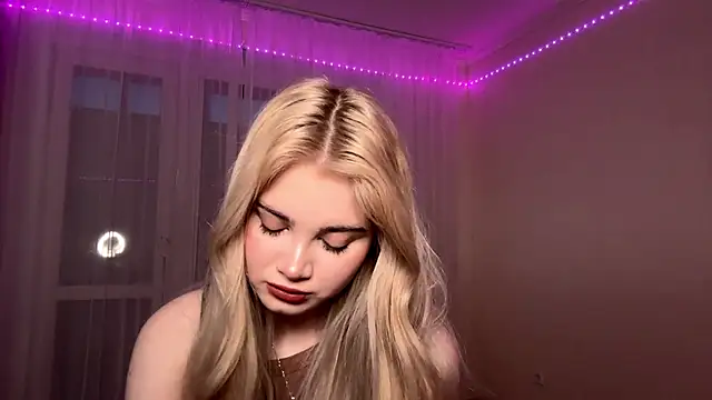 Snapshot of KarissaBoisse chatting on 11/21/25, 12:04 KarissaBoisse online show from 11/21/25, 12:04