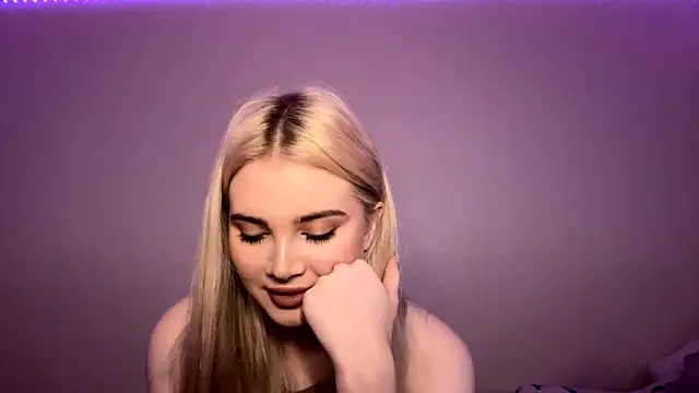 Snapshot of KarissaBoisse chatting on 12/03/25, 02:04 KarissaBoisse online show from 12/03/25, 02:04