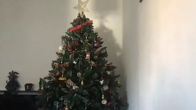 Snapshot of LittlemissjuicyJ chatting on 12/02/25, 12:43 LittlemissjuicyJ online show from 12/02/25, 12:43