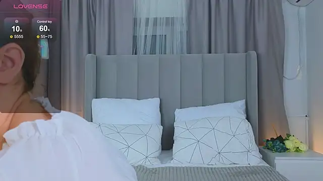 Snapshot of LyraTate chatting on 12/16/25, 01:32 LyraTate online show from 12/16/25, 01:32