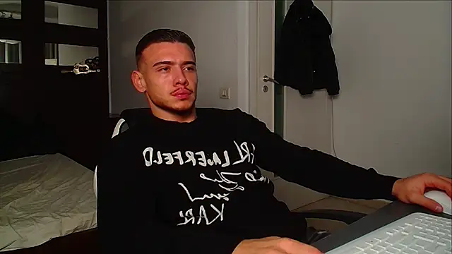 Snapshot of ElijahThorne chatting on 11/29/25, 05:32 ElijahThorne online show from 11/29/25, 05:32