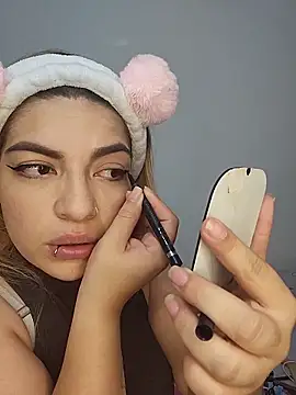 Snapshot of mila_curvy chatting on 12/15/25, 05:34 mila curvy online show from 12/15/25, 05:34