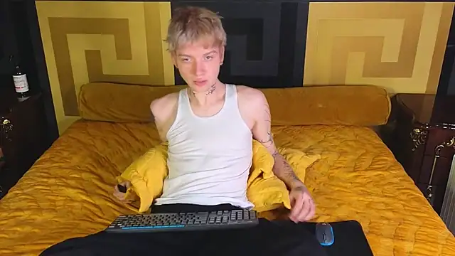 Snapshot of TRAVIS_CLAS chatting on 11/27/25, 08:11 TRAVIS CLAS online show from 11/27/25, 08:11