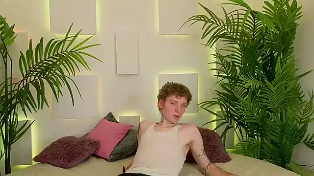 Snapshot of TRAVIS_CLAS chatting on 12/13/25, 08:47 TRAVIS CLAS online show from 12/13/25, 08:47