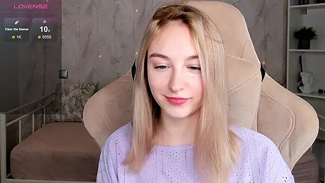Snapshot of Shy_Polly chatting on 04/19/26, 12:11 Shy Polly online show from 04/19/26, 12:11
