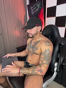 Snapshot of NikoHank chatting on 11/25/25, 04:23 NikoHank online show from 11/25/25, 04:23