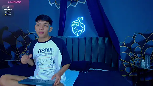 Snapshot of Liam_Sinclair chatting on 12/01/25, 12:21 Liam Sinclair online show from 12/01/25, 12:21