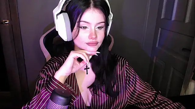 Snapshot of Moon_raven chatting on 12/15/25, 05:28 Moon raven online show from 12/15/25, 05:28