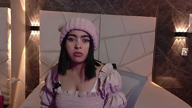 Snapshot of mia_violet8 chatting on 11/24/25, 02:00 mia violet8 online show from 11/24/25, 02:00