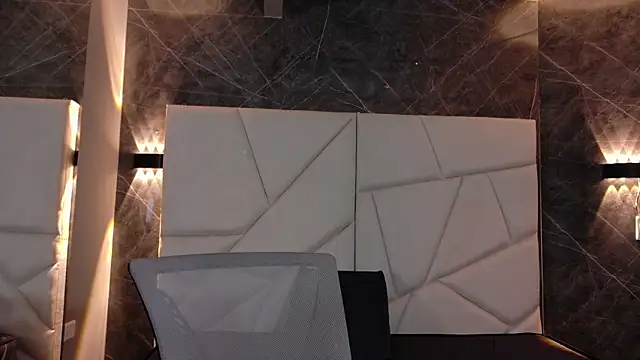 Snapshot of mia_violet8 chatting on 11/25/25, 12:21 mia violet8 online show from 11/25/25, 12:21