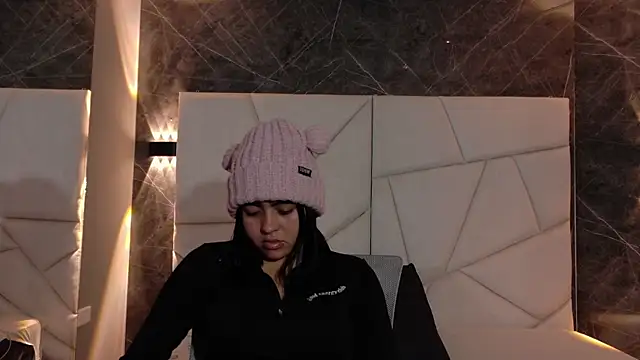 Snapshot of mia_violet8 chatting on 11/26/25, 01:50 mia violet8 online show from 11/26/25, 01:50