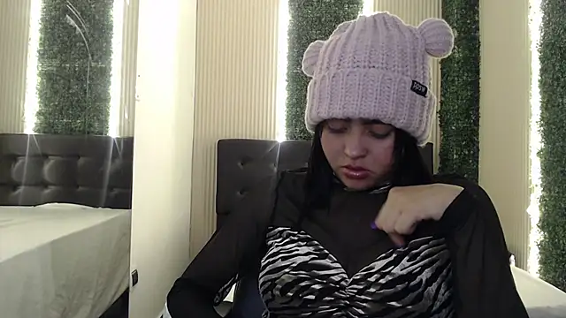 Snapshot of mia_violet8 chatting on 11/27/25, 12:24 mia violet8 online show from 11/27/25, 12:24