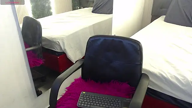 Snapshot of mia_violet8 chatting on 12/14/25, 01:55 mia violet8 online show from 12/14/25, 01:55