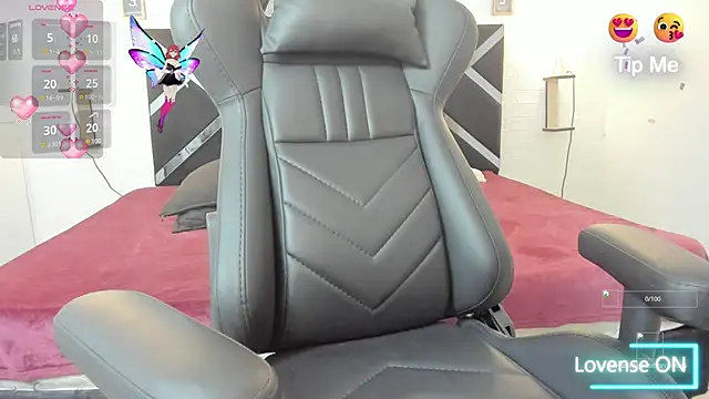 Snapshot of mask_red_girl chatting on 11/27/25, 01:13 mask red girl online show from 11/27/25, 01:13