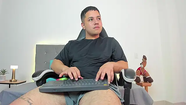 Snapshot of bry_hill chatting on 11/26/25, 01:23 bry hill online show from 11/26/25, 01:23