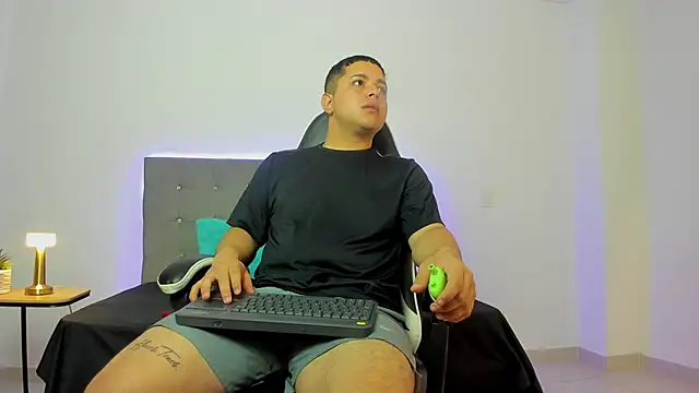 Snapshot of bry_hill chatting on 12/02/25, 01:17 bry hill online show from 12/02/25, 01:17