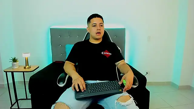 Snapshot of bry_hill chatting on 12/05/25, 01:31 bry hill online show from 12/05/25, 01:31