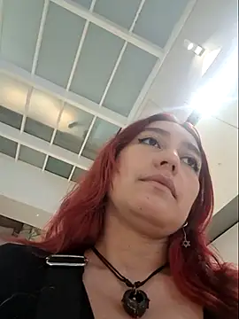 Snapshot of Eveeelyn25 chatting on 12/04/25, 11:35 Eveeelyn25 online show from 12/04/25, 11:35