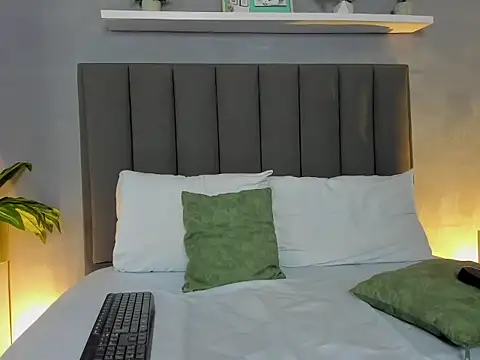 Snapshot of lindaa_natashaa_ chatting on 11/22/25, 03:49 lindaa natashaa online show from 11/22/25, 03:49