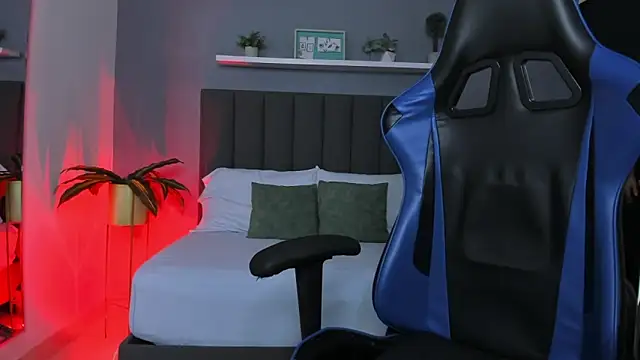 Snapshot of lindaa_natashaa_ chatting on 12/02/25, 02:17 lindaa natashaa online show from 12/02/25, 02:17