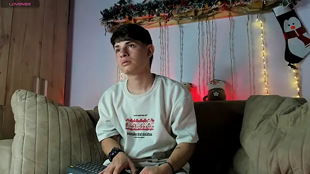 Snapshot of steveen_universe28 chatting on 12/16/25, 01:10 steveen universe28 online show from 12/16/25, 01:10