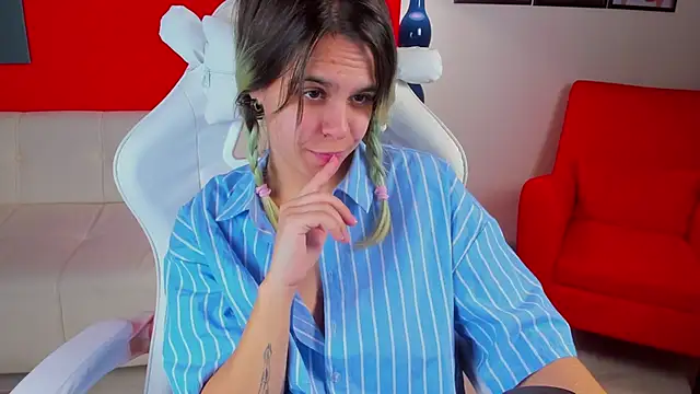 Snapshot of LiraBelle chatting on 12/03/25, 05:26 LiraBelle online show from 12/03/25, 05:26