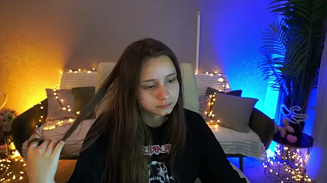 Snapshot of TinyNatalie chatting on 05/18/26, 04:18 TinyNatalie online show from 05/18/26, 04:18