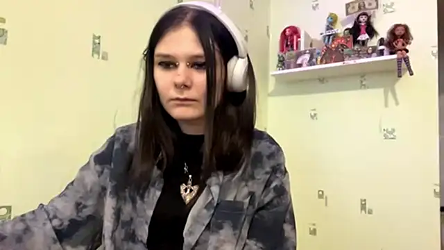 Snapshot of TraceeSchutt chatting on 11/30/25, 12:42 TraceeSchutt online show from 11/30/25, 12:42