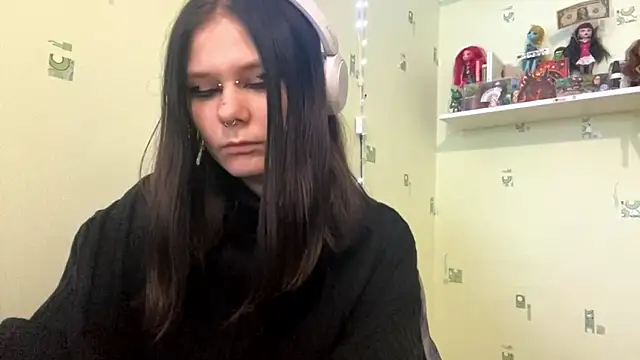 Snapshot of TraceeSchutt chatting on 12/01/25, 10:20 TraceeSchutt online show from 12/01/25, 10:20