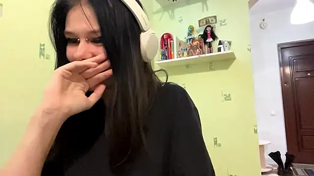 Snapshot of TraceeSchutt chatting on 12/03/25, 08:29 TraceeSchutt online show from 12/03/25, 08:29