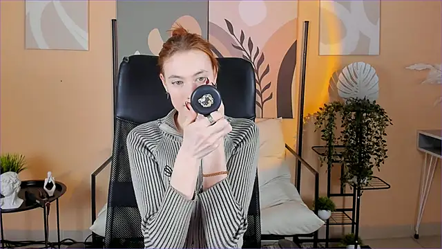 Snapshot of SierraHarper chatting on 12/14/25, 04:45 SierraHarper online show from 12/14/25, 04:45