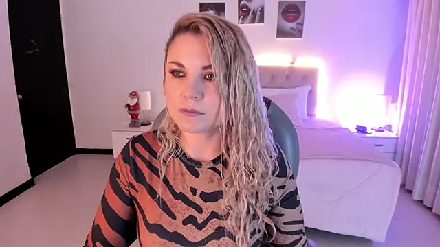 Snapshot of Violeta_Hotter chatting on 11/24/25, 10:59 Violeta Hotter online show from 11/24/25, 10:59