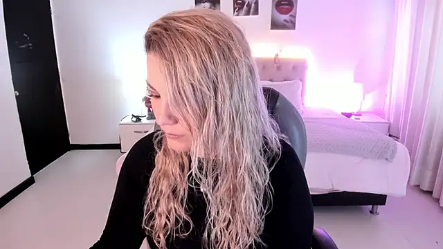 Snapshot of Violeta_Hotter chatting on 11/27/25, 11:12 Violeta Hotter online show from 11/27/25, 11:12