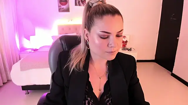 Snapshot of Violeta_Hotter chatting on 12/02/25, 11:04 Violeta Hotter online show from 12/02/25, 11:04