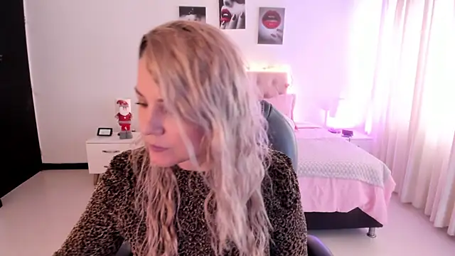 Snapshot of Violeta_Hotter chatting on 12/15/25, 01:15 Violeta Hotter online show from 12/15/25, 01:15