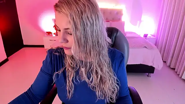 Snapshot of Violeta_Hotter chatting on 12/17/25, 11:05 Violeta Hotter online show from 12/17/25, 11:05