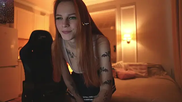 Snapshot of _alice_meyss_ chatting on 11/26/25, 09:43 alice meyss online show from 11/26/25, 09:43