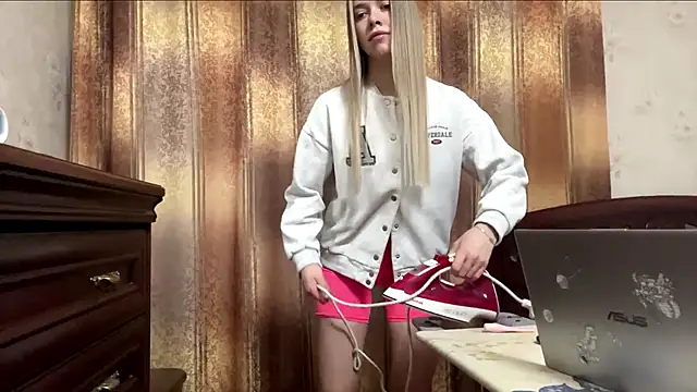 Snapshot of MichikoWienandt chatting on 12/04/25, 05:50 MichikoWienandt online show from 12/04/25, 05:50