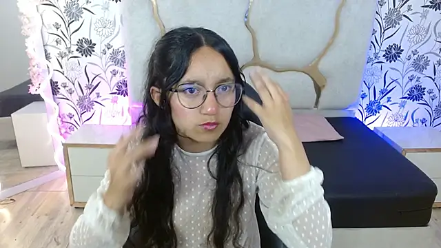 Snapshot of rosee_tay1 chatting on 12/15/25, 03:33 rosee tay1 online show from 12/15/25, 03:33