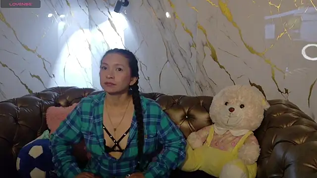 Snapshot of Cloe16_ chatting on 12/14/25, 02:39 Cloe16 online show from 12/14/25, 02:39