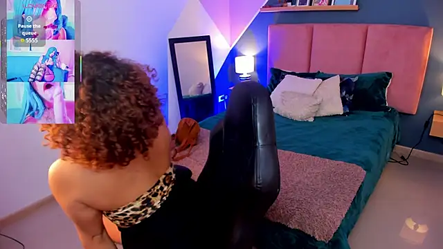 Snapshot of Raven_Curly chatting on 11/26/25, 04:35 Raven Curly online show from 11/26/25, 04:35