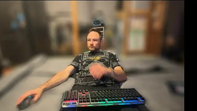 Snapshot of famous1tad chatting on 12/19/25, 02:51 famous1tad online show from 12/19/25, 02:51