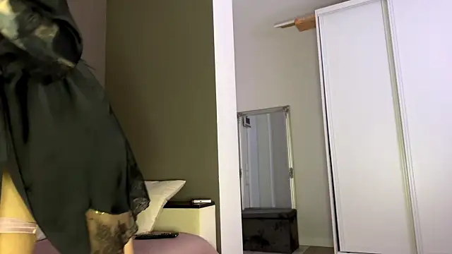 Snapshot of stellaqt chatting on 11/29/25, 01:25 stellaqt online show from 11/29/25, 01:25