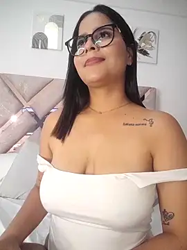 Snapshot of Scarlet-Noir25 chatting on 12/13/25, 10:59 Scarlet-Noir25 online show from 12/13/25, 10:59