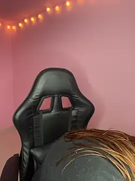 Snapshot of Davne_ chatting on 12/04/25, 09:12 Davne online show from 12/04/25, 09:12