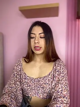 Snapshot of MaddieHunter chatting on 11/27/25, 01:13 MaddieHunter online show from 11/27/25, 01:13