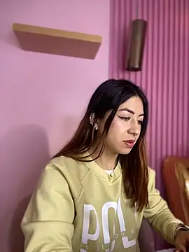 Snapshot of MaddieHunter chatting on 12/17/25, 01:17 MaddieHunter online show from 12/17/25, 01:17