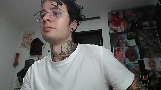 Snapshot of CryBoy13 chatting on 12/03/25, 04:31 CryBoy13 online show from 12/03/25, 04:31